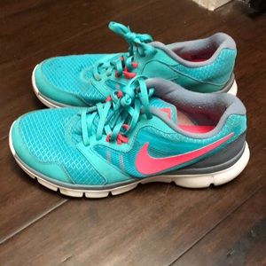 Women’s Nike tennis shoes size 8.5.